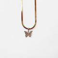 Collar Hv Hermanas Villegas de cadena serpiente plana en oro rosé con dije de mariposa brillante de circonias