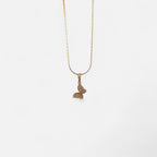 Collar Hv Hermanas Villegas de cadena veneciana en oro rosé con dije de mariposa de perfil y circonias brillantes.