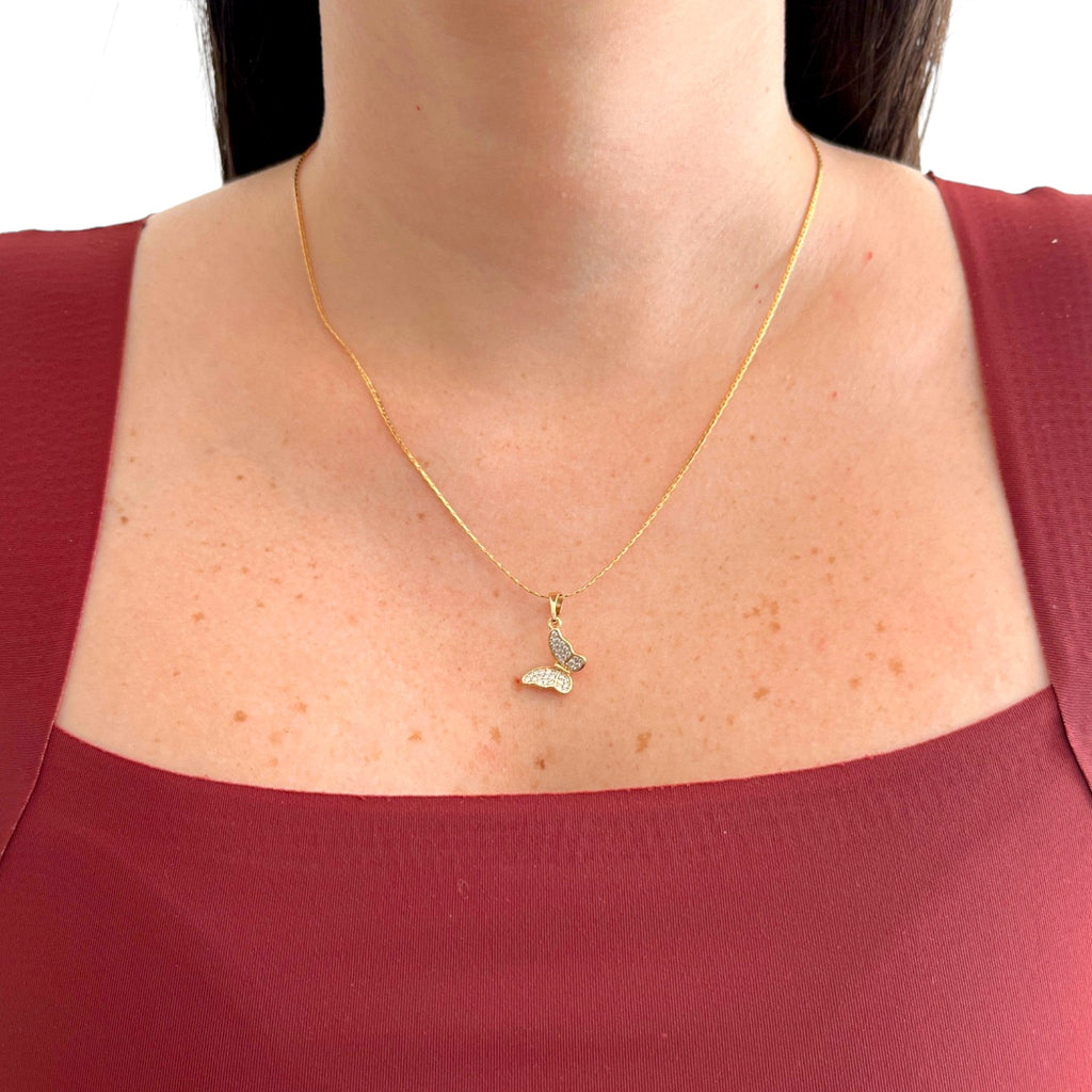 Collar Hv Hermanas Villegas de cadena veneciana en oro rosé con dije de mariposa de perfil y circonias brillantes.