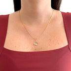 Collar Hv Hermanas Villegas de cadena veneciana en oro rosé con dije de mariposa de perfil y circonias brillantes.