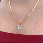 Collar Hv Hermanas Villegas de cadena serpiente plana en oro rosé con dije de mariposa brillante de circonias