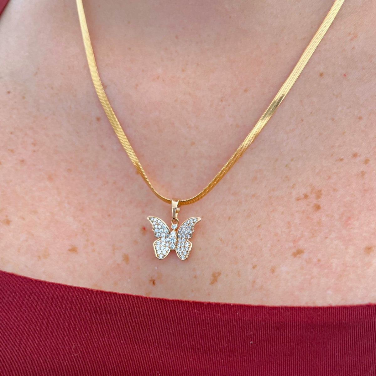 Collar Hv Hermanas Villegas de cadena serpiente plana en oro rosé con dije de mariposa brillante de circonias