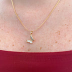 Collar Hv Hermanas Villegas con cadena veneciana en oro rosé y dije de mariposa de perfil con circonias brillantes