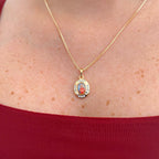 Collar Hv Hermanas Villegas con cadena veneciana, medalla ovalada del Inmaculado Corazón de María y borde de circonias