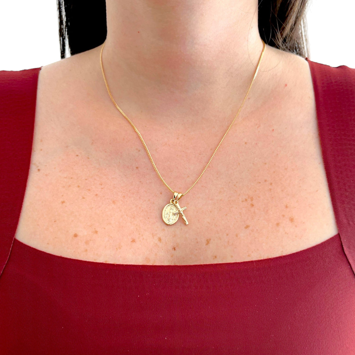 Collar Hv Hermanas Villegas con cadena grumet, medalla de la Virgen Milagrosa y cruz en baño de oro rosé