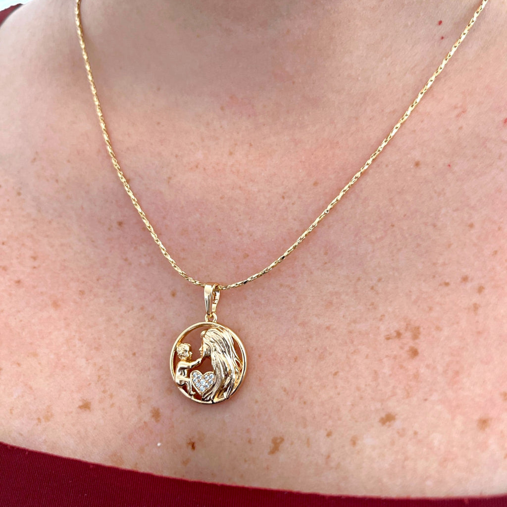 Collar Hv Hermanas Villegas con medalla de madre e hijo en oro rosé, detalle de corazón con circonias brillantes.