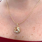 Collar Hv Hermanas Villegas con medalla de madre e hijo en oro rosé, detalle de corazón con circonias brillantes.