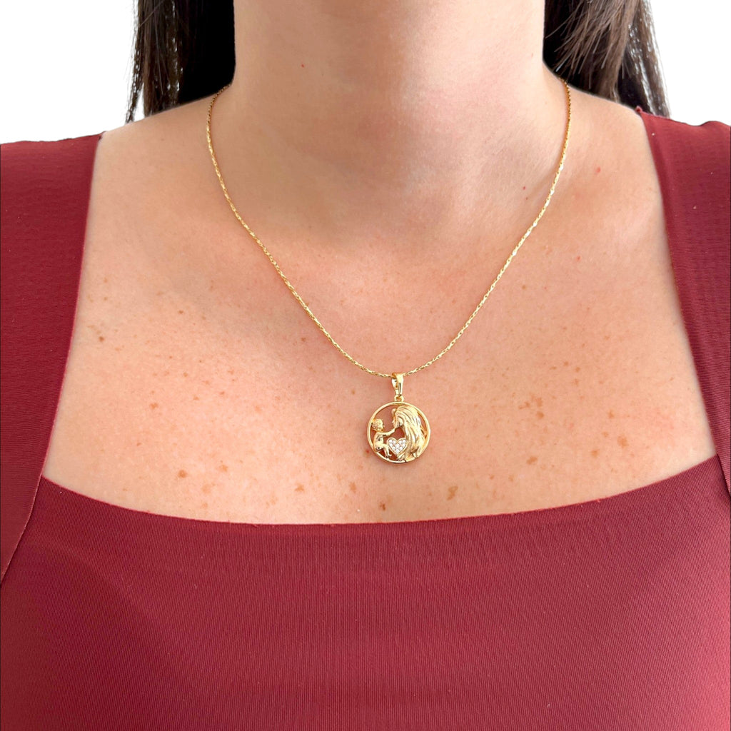 Collar Hv Hermanas Villegas con cadena entorchada y medalla de madre e hijo en baño de oro rosé con circonias.