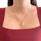 Collar Hv Hermanas Villegas con cadena entorchada y medalla de madre e hijo en baño de oro rosé con circonias.