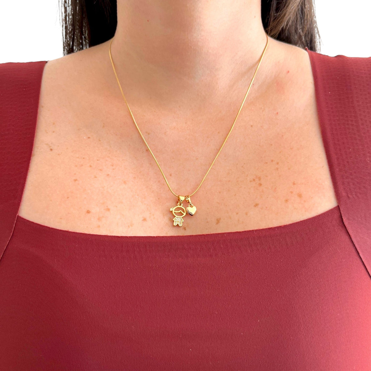 Collar Hv Hermanas Villegas de cadena cola de ratón con dije de niña con circonias y corazón en baño de oro rosé