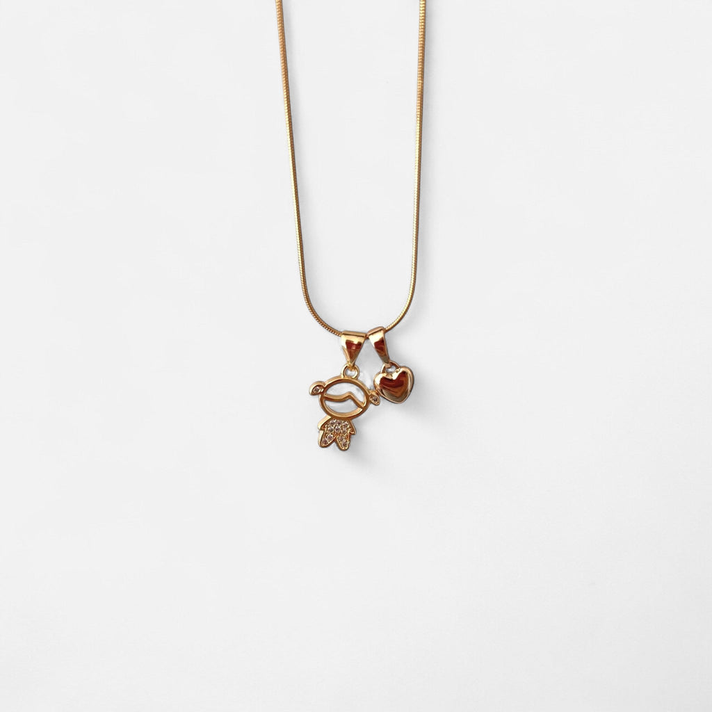 Collar Hv Hermanas Villegas de cadena cola de ratón en oro rosé con dije de niña con circonias y corazón brillante.