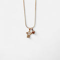 Collar Hv Hermanas Villegas de cadena cola de ratón en oro rosé con dije de niña con circonias y corazón brillante.