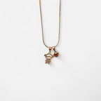 Collar Hv Hermanas Villegas de cadena cola de ratón en oro rosé con dije de niña con circonias y corazón brillante.