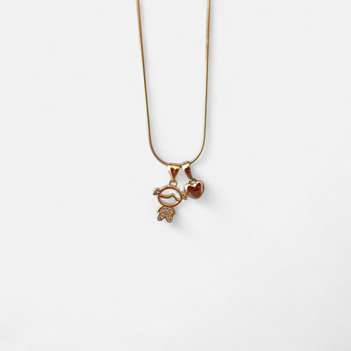Collar Hv Hermanas Villegas de cadena cola de ratón en oro rosé con dije de niña con circonias y corazón brillante.