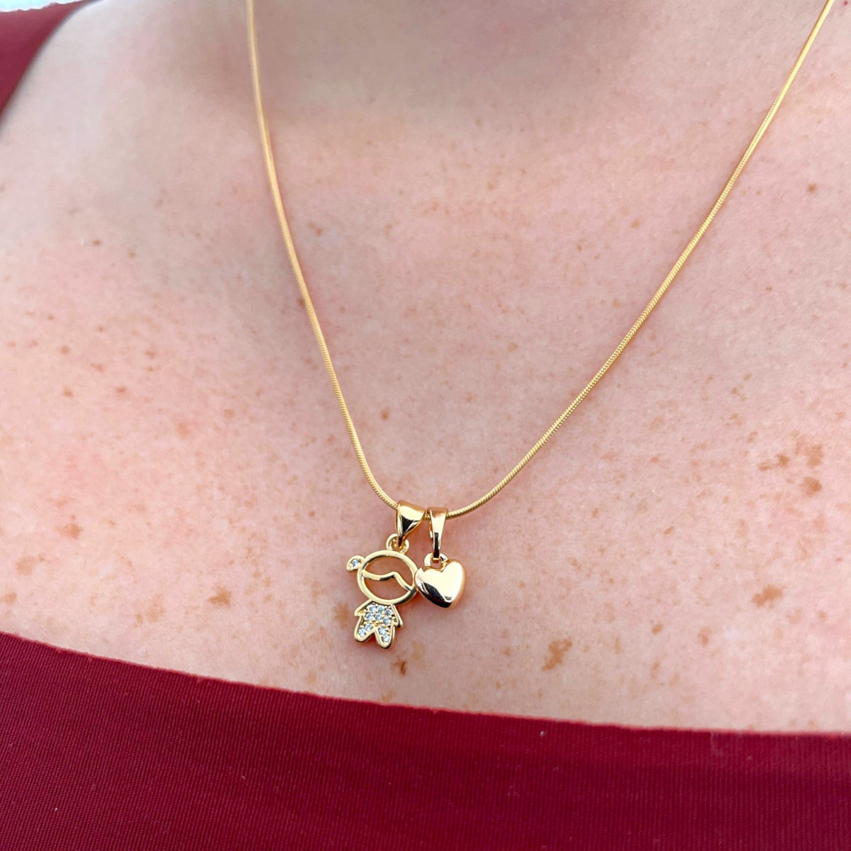 Collar Hv Hermanas Villegas de cadena cola de ratón con dije de niña con circonias y corazón en baño de oro rosé