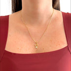 Collar Hv Hermanas Villegas de cadena veneciana en oro rosé con dije de niña y circonias brillantes en el cuerpo