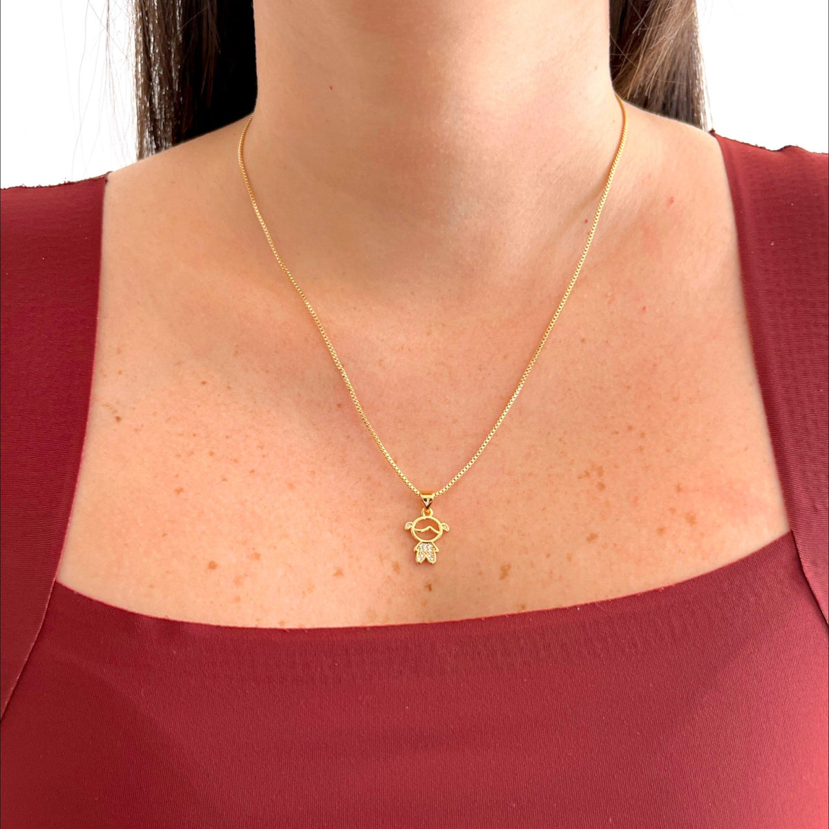 Collar Hv Hermanas Villegas de cadena veneciana en oro rosé con dije de niña y circonias brillantes en el cuerpo