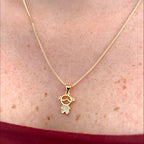 Collar Hv Hermanas Villegas con cadena veneciana y dije de niña en oro rosé con circonias brillantes