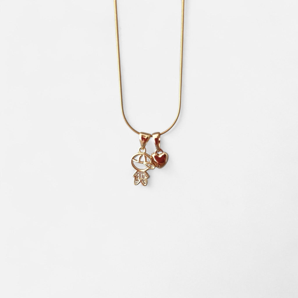 Collar Hv Hermanas Villegas de cadena cola de ratón en oro rosé con dije de niño con circonias y corazón brillante.