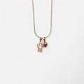 Collar Hv Hermanas Villegas de cadena cola de ratón en oro rosé con dije de niño con circonias y corazón brillante.