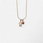 Collar Hv Hermanas Villegas de cadena cola de ratón en oro rosé con dije de niño con circonias y corazón brillante.
