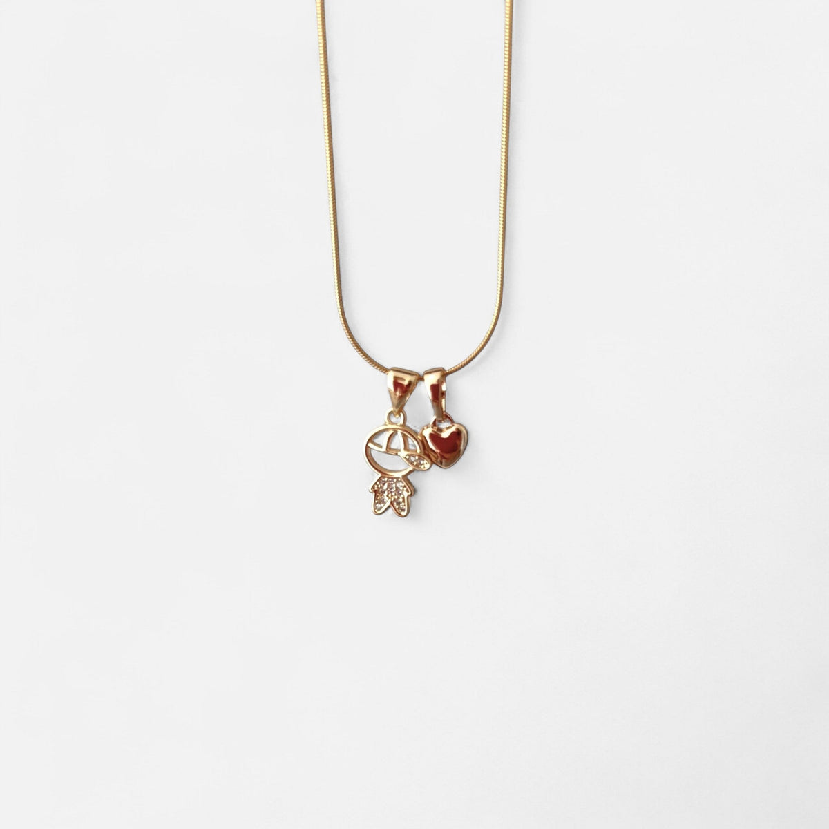 Collar Hv Hermanas Villegas de cadena cola de ratón en oro rosé con dije de niño con circonias y corazón brillante.