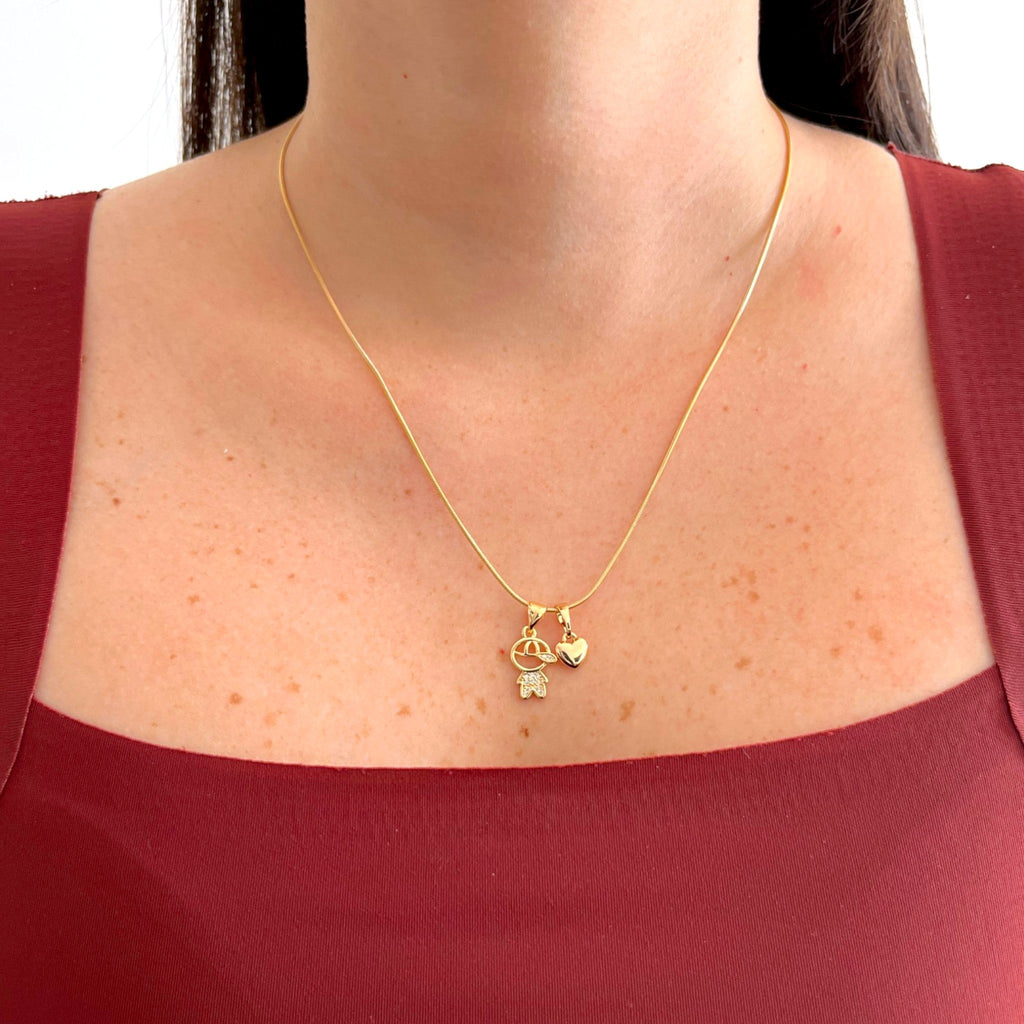 Collar Hv Hermanas Villegas de cadena cola de ratón con dije de niño con circonias y corazón en baño de oro rosé.