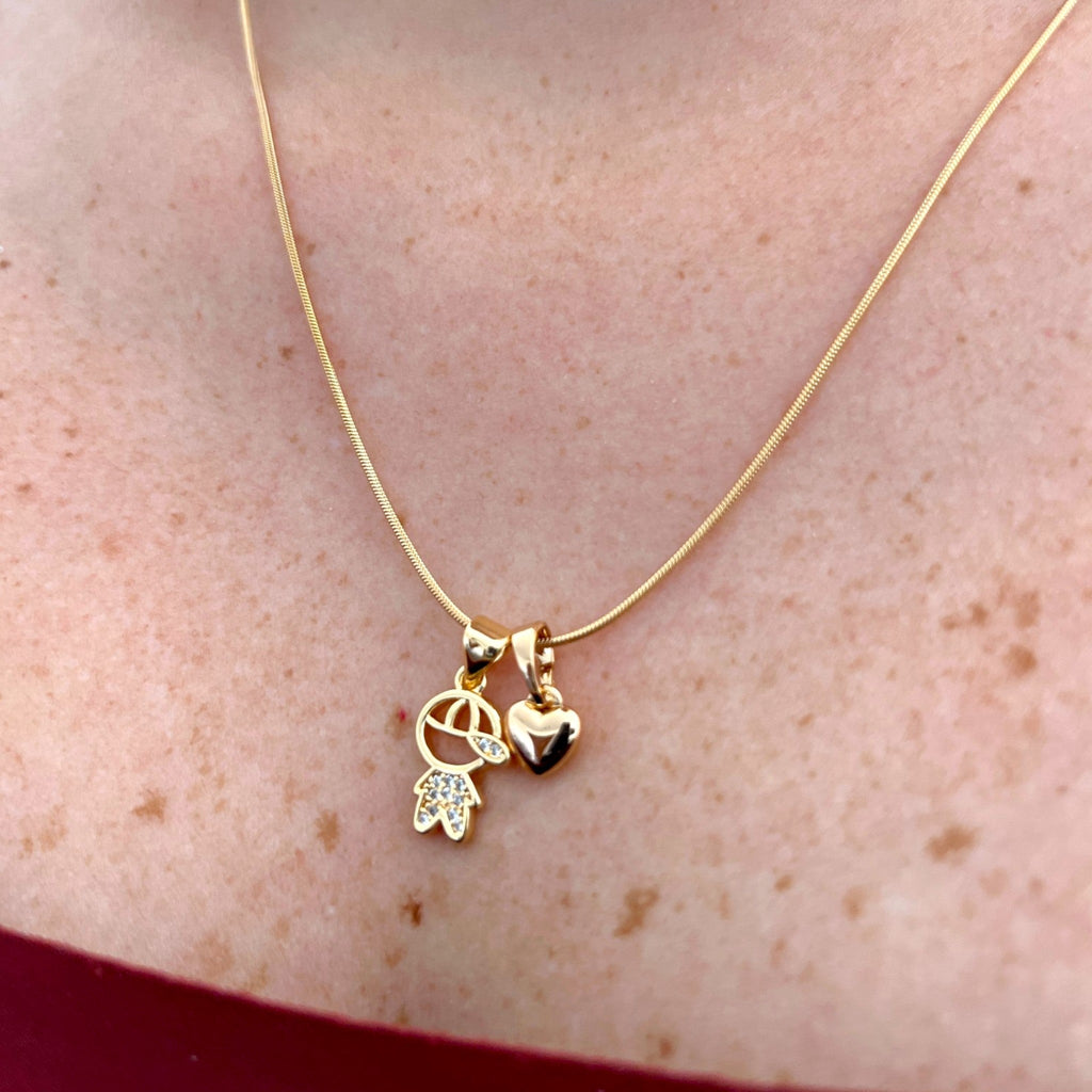 Collar Hv Hermanas Villegas de cadena cola de ratón en oro rosé con dije de niño con circonias y corazón brillante.