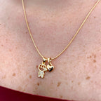 Collar Hv Hermanas Villegas de cadena cola de ratón en oro rosé con dije de niño con circonias y corazón brillante.