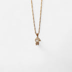 Collar Hv Hermanas Villegas con cadena singapur y dije de niño con gorra y circonias en baño de oro rosé