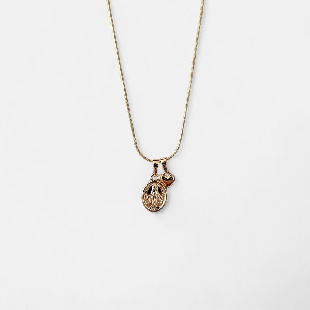 Collar Hv Hermanas Villegas estilo cola de ratón en oro rosé con medalla de la Virgen Milagrosa y dije de corazón.