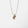 Collar Hv Hermanas Villegas estilo cola de ratón en oro rosé con medalla de la Virgen Milagrosa y dije de corazón.
