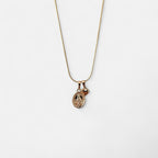 Collar Hv Hermanas Villegas estilo cola de ratón en oro rosé con medalla de la Virgen Milagrosa y dije de corazón.