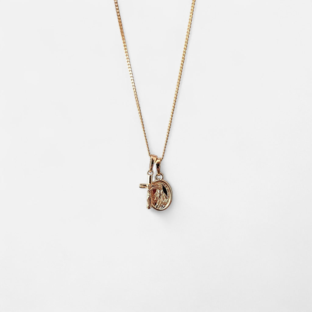 Collar Hv Hermanas Villegas con cadena grumet, medalla de la Virgen Milagrosa y cruz en enchape de oro rosé.