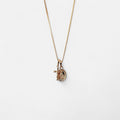 Collar Hv Hermanas Villegas con cadena grumet, medalla de la Virgen Milagrosa y cruz en enchape de oro rosé.