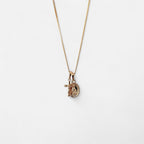 Collar Hv Hermanas Villegas con cadena grumet, medalla de la Virgen Milagrosa y cruz en enchape de oro rosé.