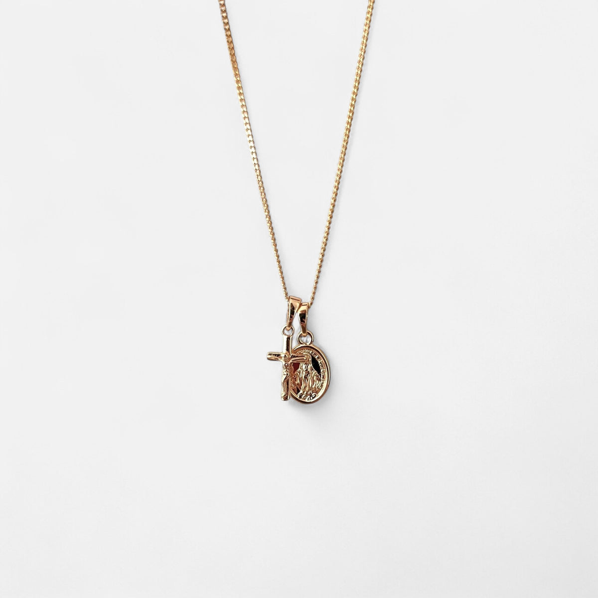 Collar Hv Hermanas Villegas con cadena grumet, medalla de la Virgen Milagrosa y cruz en enchape de oro rosé.