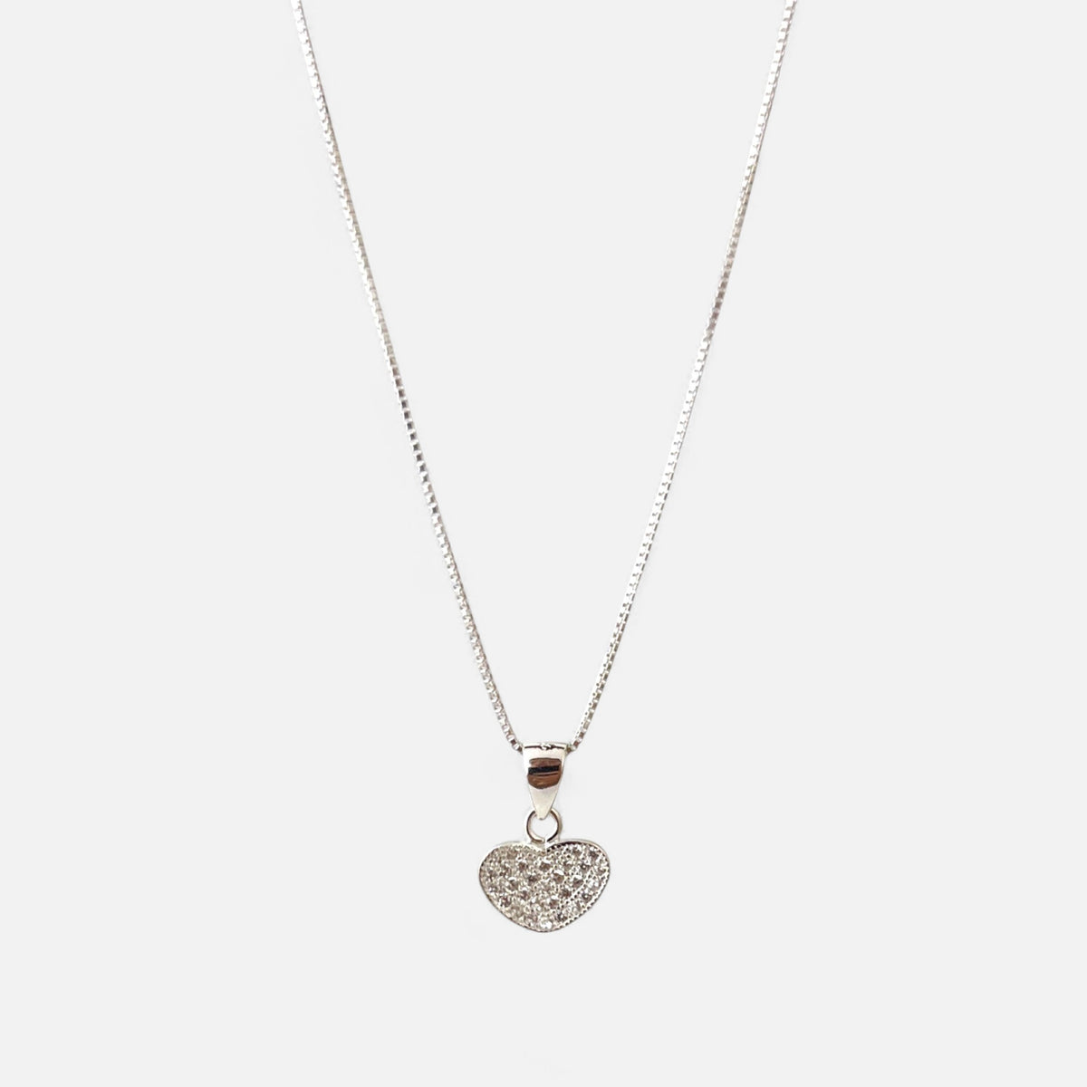 Collar Hv Hermanas Villegas de plata 925 con cadena veneciana y dije de corazón pavé con circonias brillantes.
