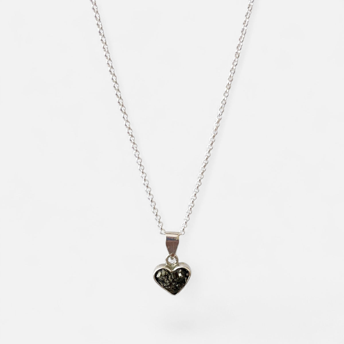 Collar Hv Hermanas Villegas de plata 925 con cadena forcet y dije de corazón con turmalina negra natural.