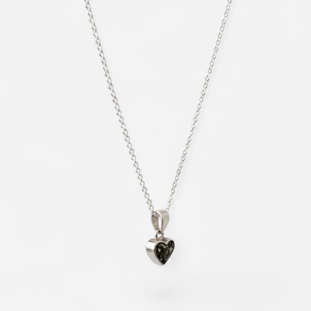 Collar Hv Hermanas Villegas de plata 925 con cadena forcet y dije de corazón con turmalina negra natural