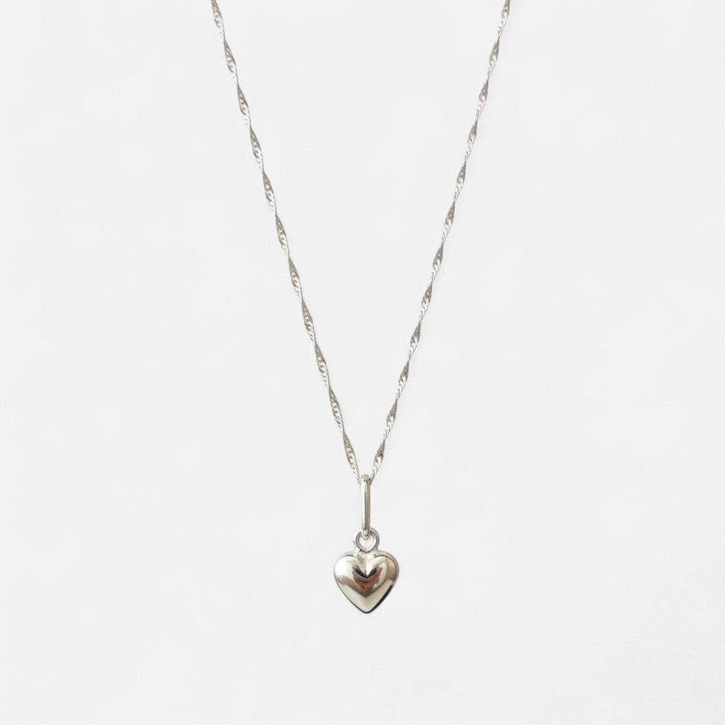 Collar Hv Hermanas Villegas de plata 925 con cadena tejido Singapur y dije de corazón inflado pulido a espejo.