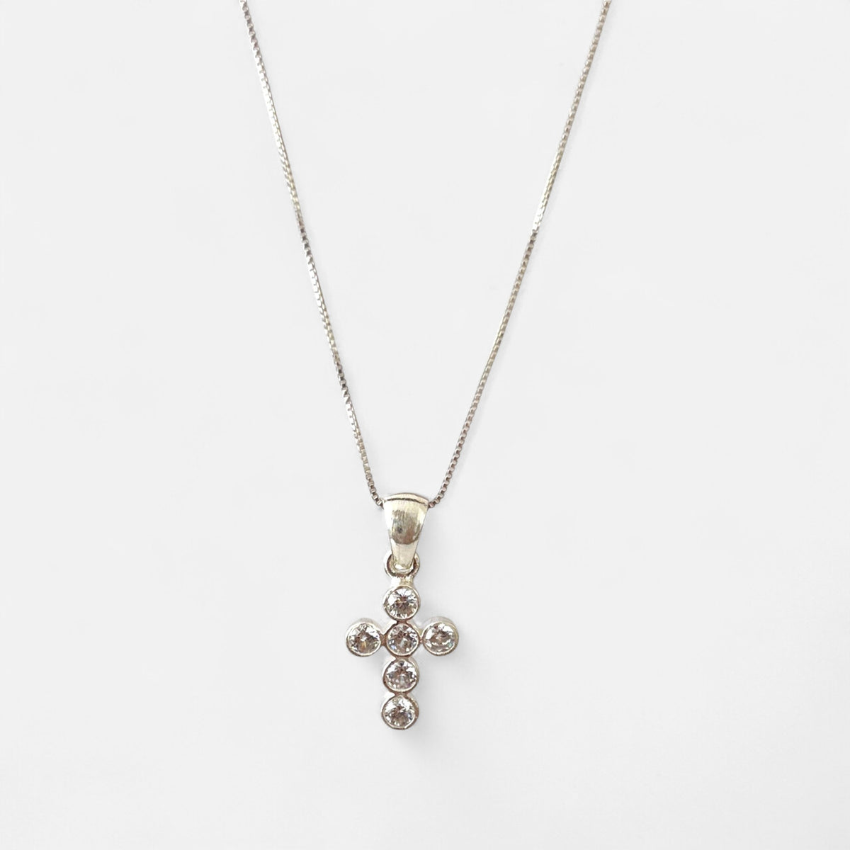 Collar Hv Hermanas Villegas de plata 925 con cadena veneciana y dije de cruz con circonias brillantes en bisel