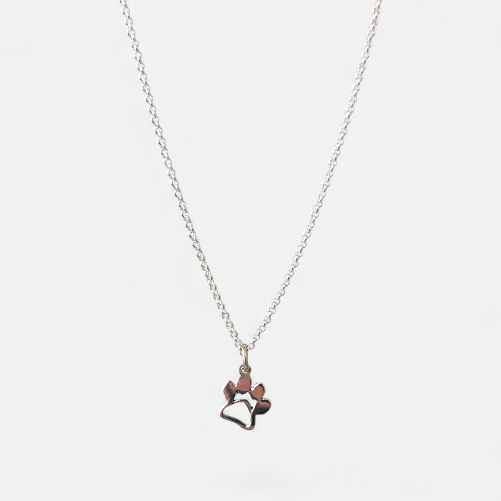 Collar Hv Hermanas Villegas de plata 925 con cadena tejido forcet y dije de huellita de mascota con detalle calado
