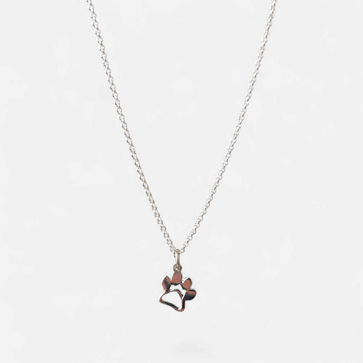 Collar Hv Hermanas Villegas de plata 925 con cadena tejido forcet y dije de huellita de mascota con detalle calado