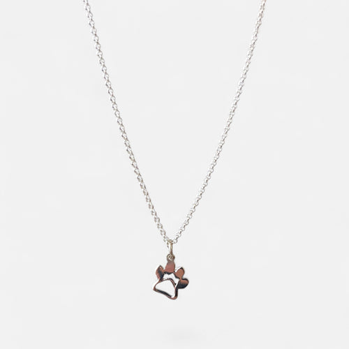 Collar Hv Hermanas Villegas de plata 925 con cadena tejido forcet y dije de huellita de mascota con detalle calado