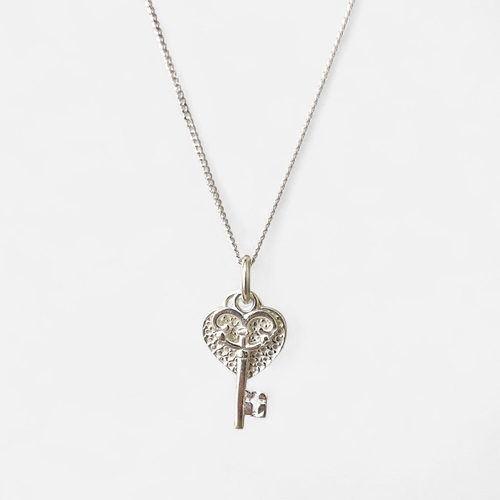 Collar Hv Hermanas Villegas de plata 925 con cadena Singapur y dije de llave vintage sobre corazón calado