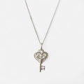Collar Hv Hermanas Villegas de plata 925 con cadena Singapur y dije de llave vintage sobre corazón calado