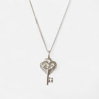 Collar Hv Hermanas Villegas de plata 925 con cadena Singapur y dije de llave vintage sobre corazón calado