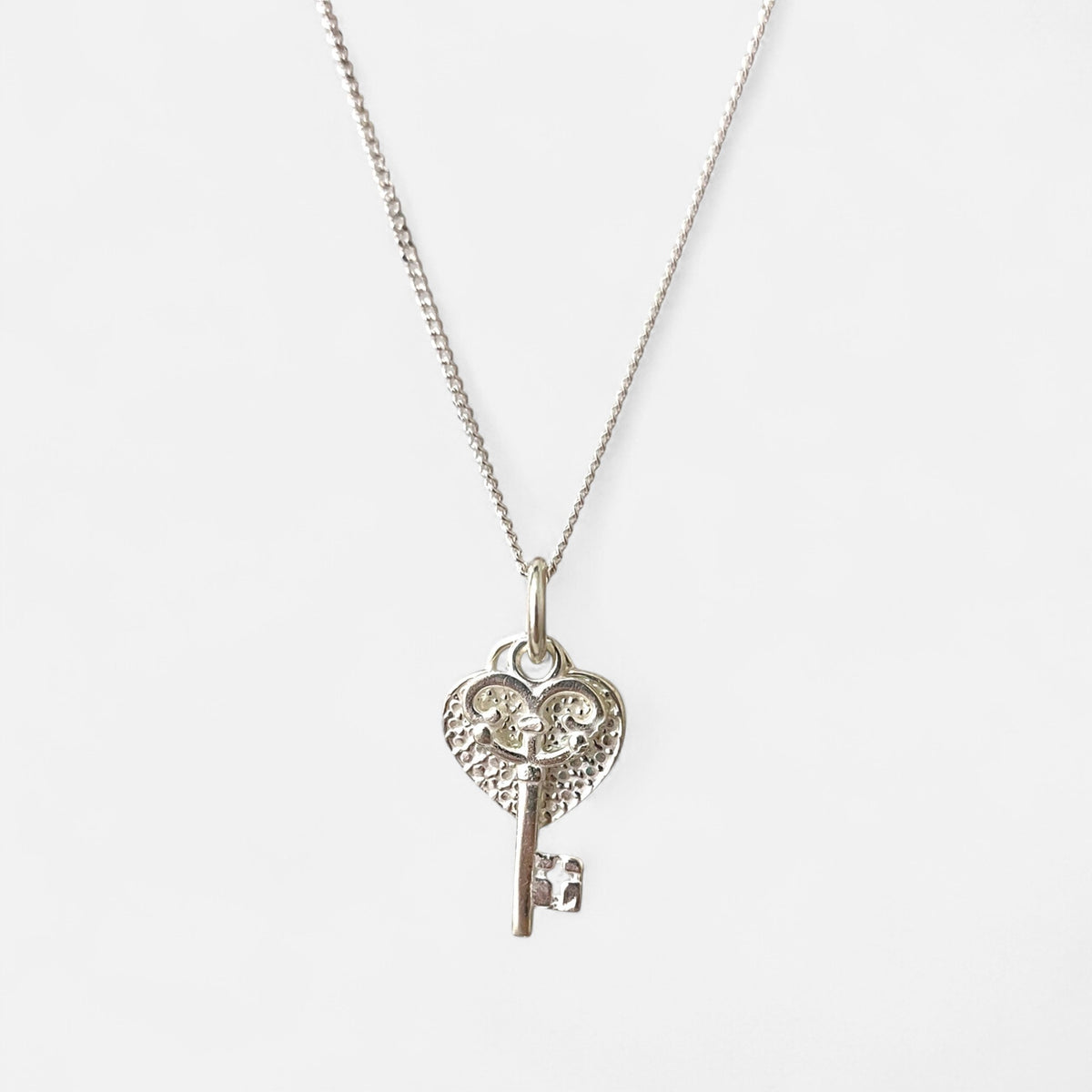 Collar Hv Hermanas Villegas de plata 925 con cadena Singapur y dije de llave vintage sobre corazón calado