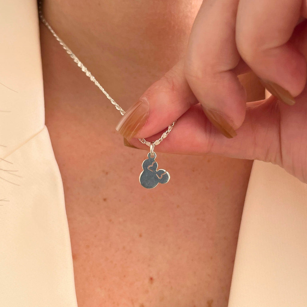 Collar Hv Hermanas Villegas de plata 925 con cadena tejido caracol y dije de silueta de Minnie Mouse con moño calado
